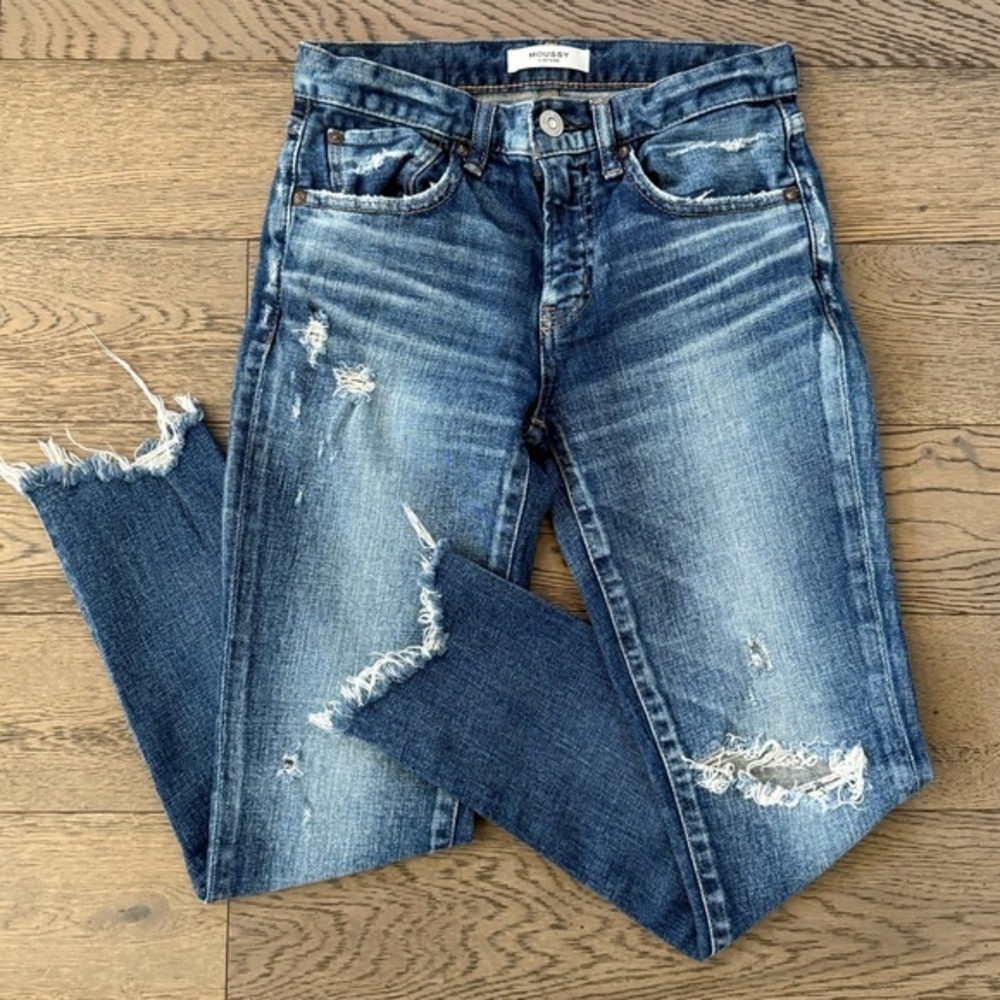 Moussy Vintage Distressed Frayed Hem Ankle Jeans